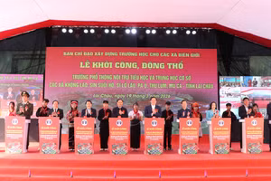 Các đại biểu thực hiện nghi thức khởi công 6 dự án.