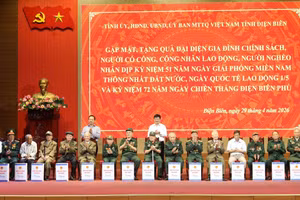 Lãnh đạo tỉnh Điện Biên trao quà tri ân người có công.