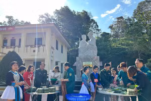 Gói bánh chưng trong Ngày hội Biên phòng toàn dân và chương trình “Xuân Biên phòng ấm lòng dân bản”.