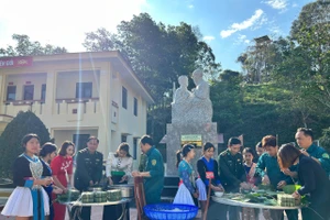 Gói bánh chưng trong Ngày hội Biên phòng toàn dân và chương trình “Xuân Biên phòng ấm lòng dân bản”.