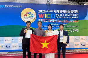 Ba thầy trò Trường THPT Chu Văn An chụp ảnh cùng đại diện Ban tổ chức Olympic Phát minh và Sáng tạo Thế giới (thứ 2 từ trái sang).