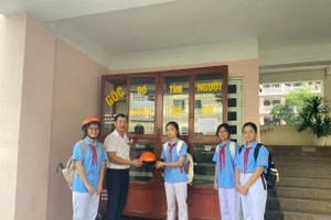 Thầy Toàn cùng các em học sinh bên góc "Đồ tìm người - Người tìm đồ".