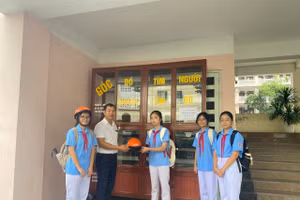 Thầy Toàn cùng các em học sinh bên góc "Đồ tìm người - Người tìm đồ".