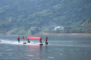 Du lịch mùa nước nổi trên sông Đà được tổ chức tại phường Mường Lay, tỉnh Điện Biên.