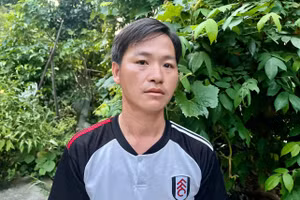 Trưởng thôn Ma Seo Chứ với quyết định di tản 17 hộ dân ra khỏi khu vực có nguy cơ sạt lở.