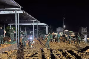 Các chiến sĩ xuyên đêm dựng nhà cho người dân vùng lũ Mường Than.