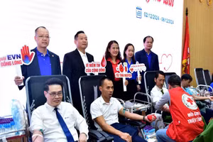 Các tình nguyện viên tham gia hiến máu tại Chương trình hiến máu tình nguyện hưởng ứng “Tuần lễ hồng EVN lần thứ X”.