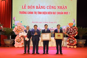 Trao Bằng công nhận Trường Chính trị tỉnh Điện Biên đạt chuẩn mức 1. 