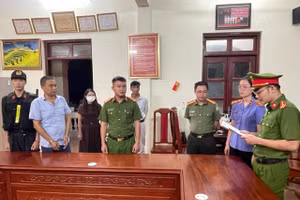 Cơ quan CSĐT thi hành lệnh bắt tạm giam đối với bị can Tiềm Anh Quân.