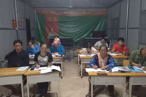 Lớp xóa mù chữ ở bản Huổi Dạo, xã Mường Mô, tỉnh Lai Châu.