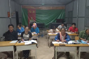 Lớp xóa mù chữ ở bản Huổi Dạo, xã Mường Mô, tỉnh Lai Châu.