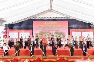 Bộ trưởng Nguyễn Kim Sơn cùng các đại biểu thực hiện Nghi thức Khởi công xây dựng Trường PTNT liên cấp TH&THCS Hua Bum, Dào San.