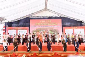 Bộ trưởng Nguyễn Kim Sơn cùng các đại biểu thực hiện Nghi thức Khởi công xây dựng Trường PTNT liên cấp TH&THCS Hua Bum, Dào San.