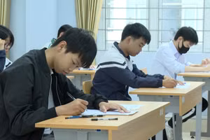 Thí sinh dự thi tuyển sinh tại Trường THPT Chuyên Lê Quý Đôn Lai Châu.