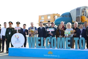 Các hành khách trong chuyến bay đầu tiên đến Điện Biên.