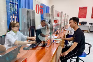 Người dân đến giao dịch thủ tục hành chính tại xã Than Uyên (sau sáp nhập).