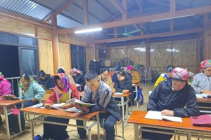 Lớp học xóa mù chữ ở bản Nà Ban, xã Than Uyên, tỉnh Lai Châu.