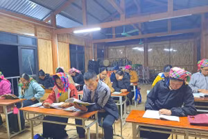 Lớp học xóa mù chữ ở bản Nà Ban, xã Than Uyên, tỉnh Lai Châu.