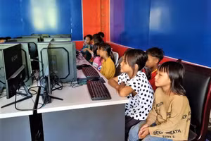 Học sinh vùng biên Mường Tè làm quen với công nghệ thông tin.