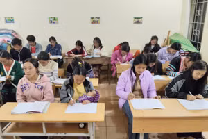 Lớp xóa mù chữ của người dân bản Ngà Chồ, xã Tà Tổng, tỉnh Lai Châu.