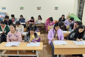 Lớp xóa mù chữ của người dân bản Ngà Chồ, xã Tà Tổng, tỉnh Lai Châu.