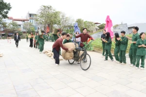 Học sinh Điện Biên trải nghiệm xe đạp thồ, hình ảnh trong Chiến dịch Điện Biên Phủ.