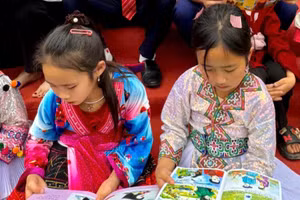 Học sinh Trường PTDTBT Tiểu học Huổi Lếch hứng thú đọc sách tại Ngày hội.