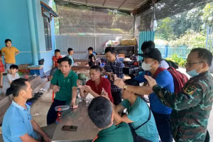 Ông Hoàng Văn Tiện (ngoài cùng bên trái) cùng gia đình về trình báo an toàn, sáng 13/8.