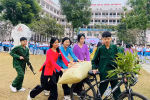 Học sinh tham gia trải nghiệm chở lương thực bằng xe thồ.