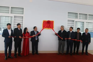 Các đại biểu thực hiện nghi thức khánh thành phòng học STEM tại Trường THPT chuyên Lê Quý Đôn.