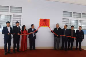 Các đại biểu thực hiện nghi thức khánh thành phòng học STEM tại Trường THPT chuyên Lê Quý Đôn.