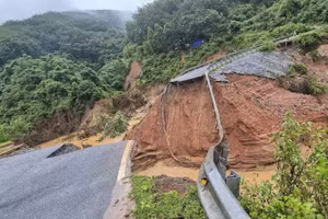 Vụ sạt lở khiến mặt đường Quốc lộ 12 bị cắt đôi với chiều dài vết đứt khoảng 10 mét.