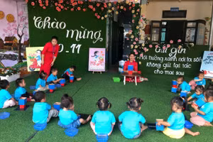 Cô trò Trường Mầm non xã Na Ư thích thú trong hoạt động chào mừng Ngày Nhà giáo Việt Nam. 