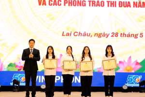 Thừa ủy quyền của Bộ trưởng Bộ GD&ĐT, ông Vũ Mạnh Hà - Phó Bí thư Thường trực Tỉnh ủy Lai Châu trao Bằng khen cho 4 học sinh.