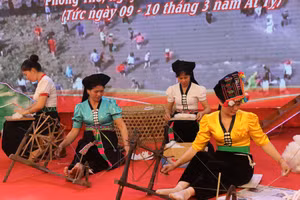 Thi kéo sợi tại Lễ hội Then Kin Pang.