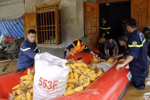 Công an Lai Châu hỗ trợ người dân xã Bản Giang sơ tán người và tài sản.