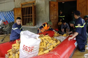 Công an Lai Châu hỗ trợ người dân xã Bản Giang sơ tán người và tài sản.