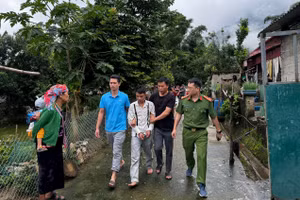 Hoàng Văn Tình bị lực lượng chức năng bắt giữ sau gần 8 giờ gây án.
