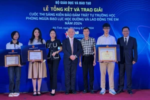 Đoàn học sinh, giáo viên của tỉnh Lào Cai chụp ảnh lưu niệm với Ban tổ chức. Ảnh: Minh Hậu.