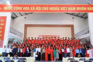 Trường THPT chuyên Lê Quý Đôn gặp mặt thành viên đội tuyển học sinh giỏi quốc gia.