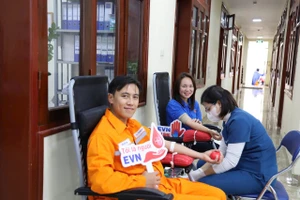Hơn 100 đơn vị máu được hiến tặng chương trình Tuần lễ hồng EVN lần thứ XI do Công ty Điện lực Điện Biên tổ chức.