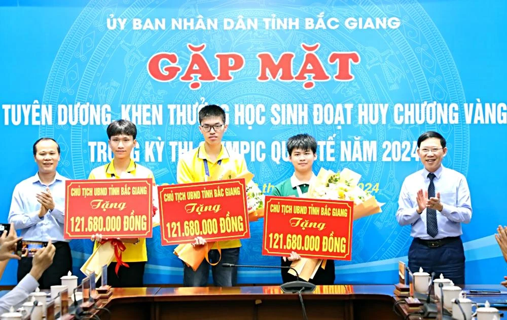 Chủ tịch tỉnh Bắc Giang khen thưởng học sinh đoạt huy chương Vàng Olympic