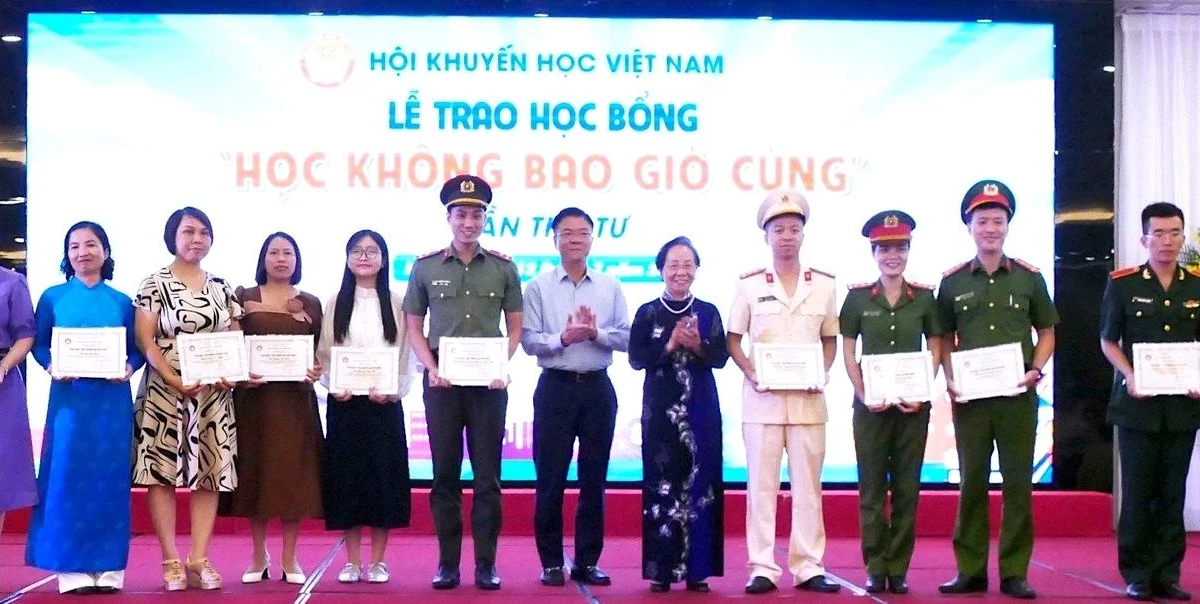 Hội khuyến học Việt Nam trao học bổng &apos;học không bao giờ cùng&apos;