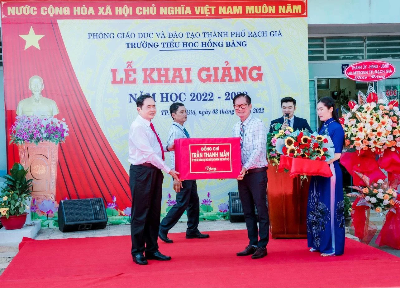 Ông Trần Thanh Mẫn, Ủy viên Bộ Chính trị, Phó Chủ tịch Thường trực Quốc hội tặng quà Trường Tiểu học Hồng Bàng. Ông Trần Thanh Mẫn, Ủy viên Bộ Chính trị, Phó Chủ tịch Thường trực Quốc hội tặng quà Trường Tiểu học Hồng Bàng.