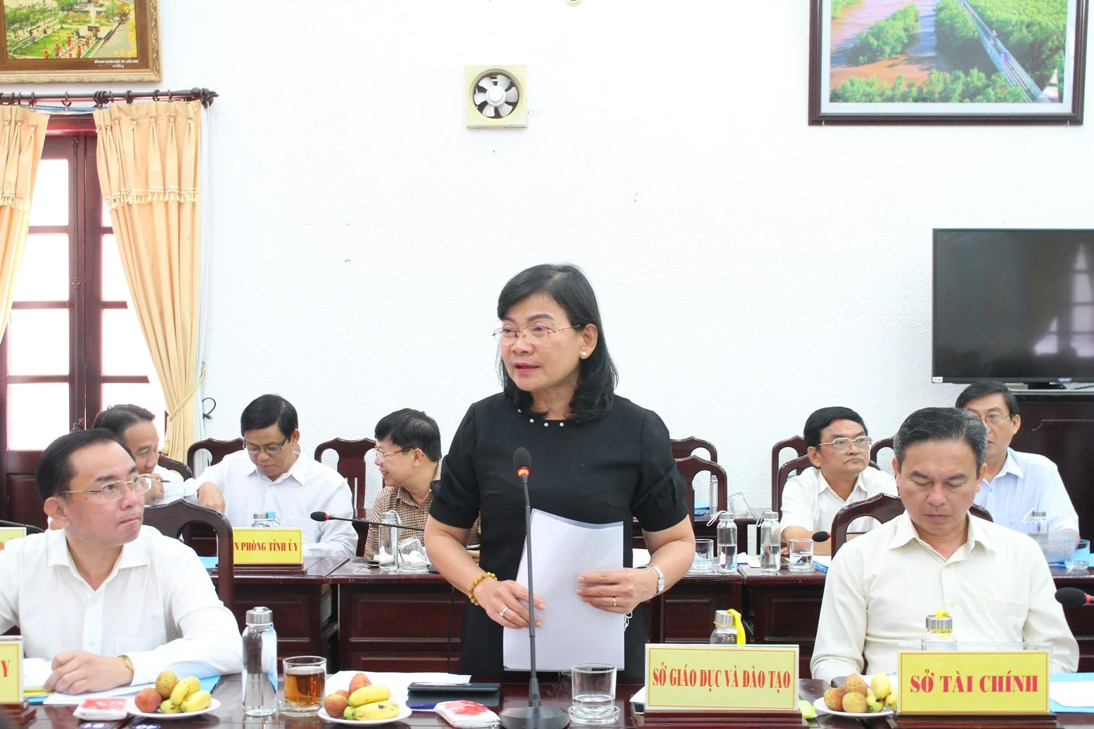 Bà Lâm Thị Sang, Giám đốc Sở GD&amp;ĐT phát biểu tại buổi làm việc.