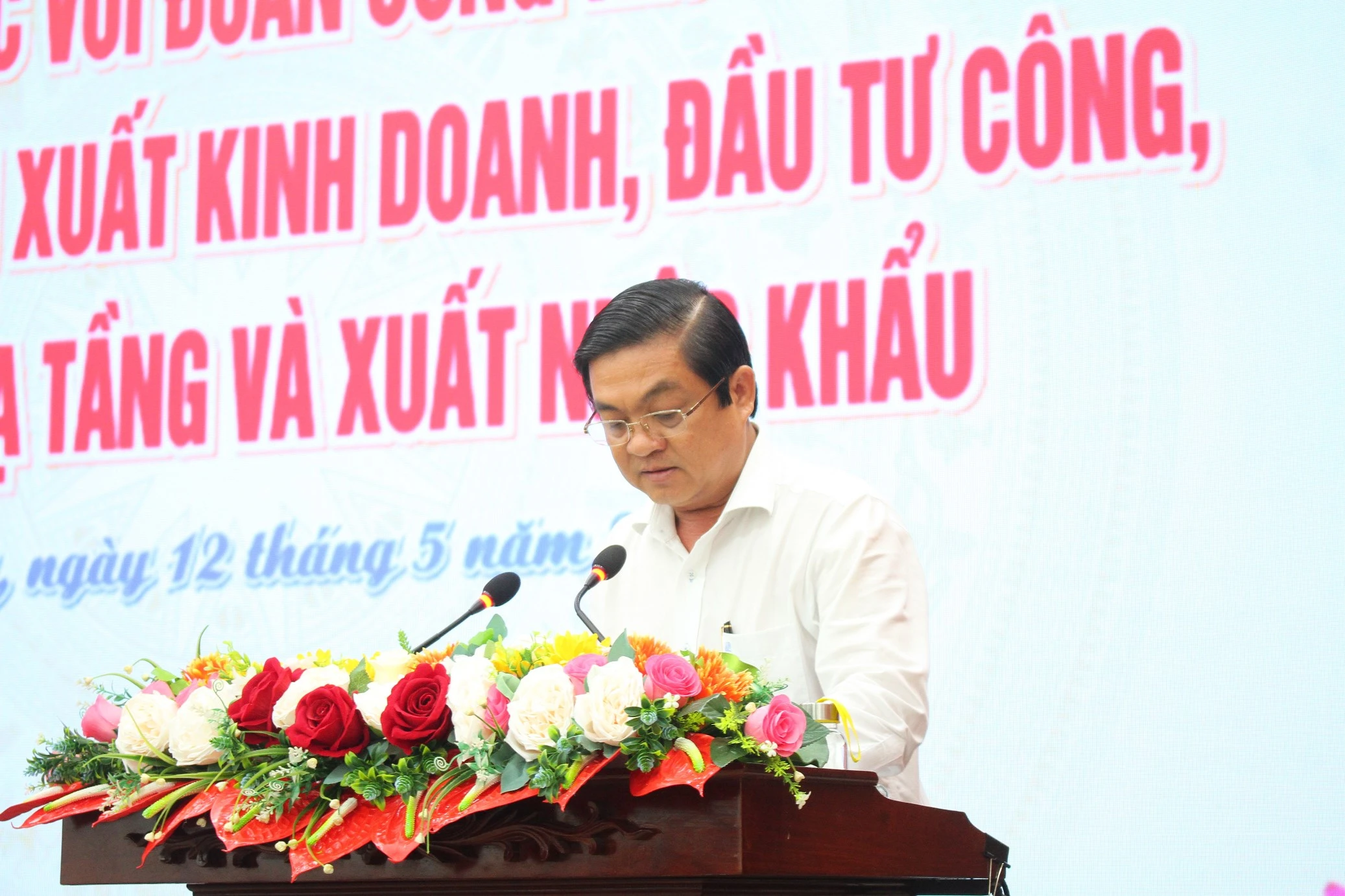 Ông Huỳnh Chí Nguyện, Phó Chủ tịch UBND tỉnh Bạc Liêu báo cáo tình hình sản xuất kinh doanh, đầu tư xây dựng, xuất nhập khẩu.