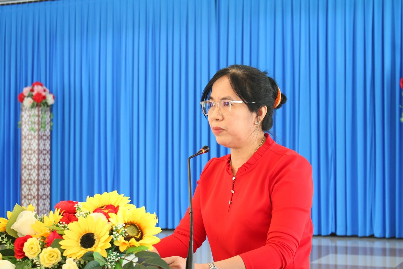Bà Nguyễn Thị Bạch Vân, Giám đốc Sở GD&amp;ĐT báo cáo tình hình GD&amp;ĐT.