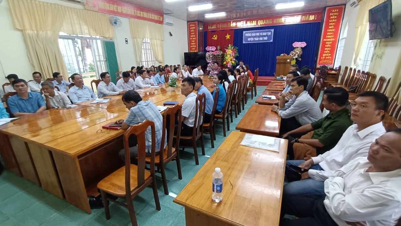 Đại biểu tại đầu cầu huyện Trần Văn Thời (Cà Mau) xem trực tuyến chương trình. Ảnh: T. Sắc.