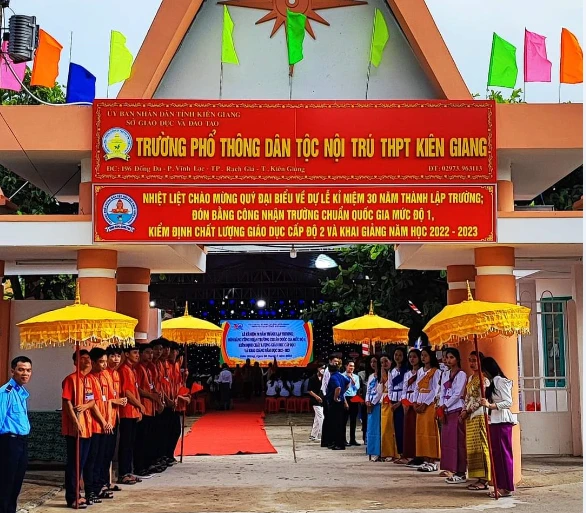 Trường Phổ thông Dân tộc Nội trú THPT Kiên Giang nô nức ngày khai giảng. Ảnh: N. Hoa