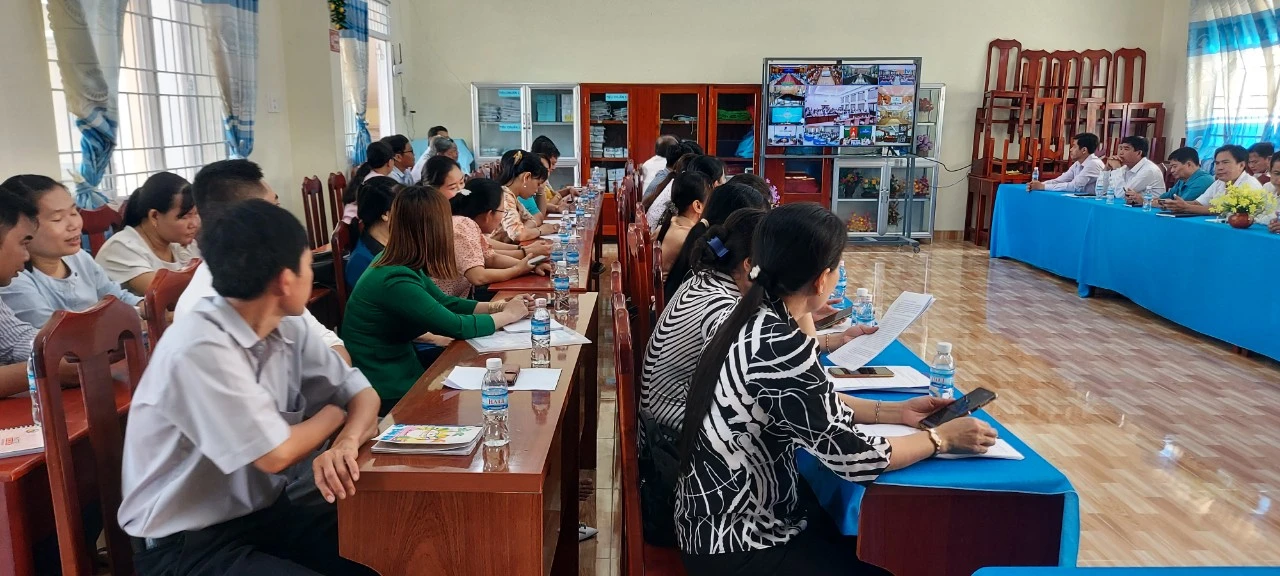 Cán bộ, giáo viên tỉnh Trà Vinh theo dõi chương trình trực tuyến.